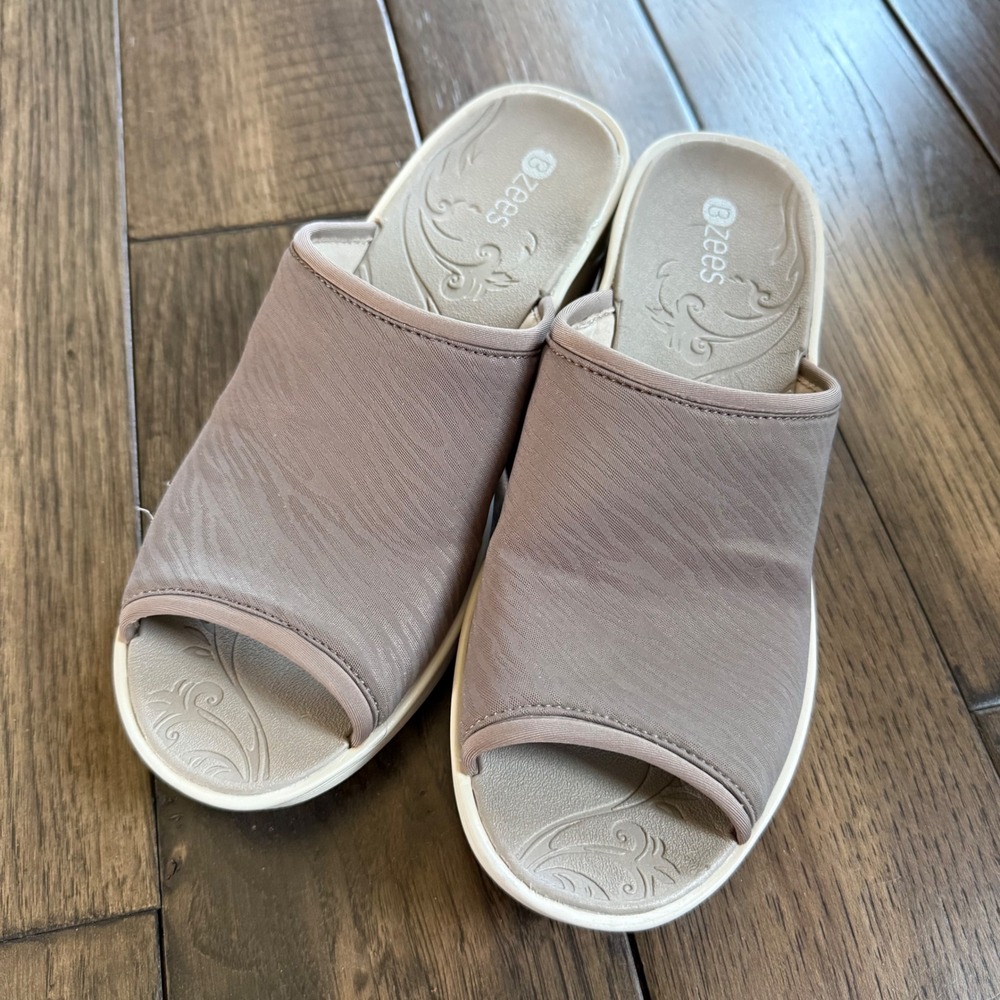 Bzees Deluxe‎ Women 9.5M Taupe Mauve Stretch Fabric Wedge Slide Sandals Comfort